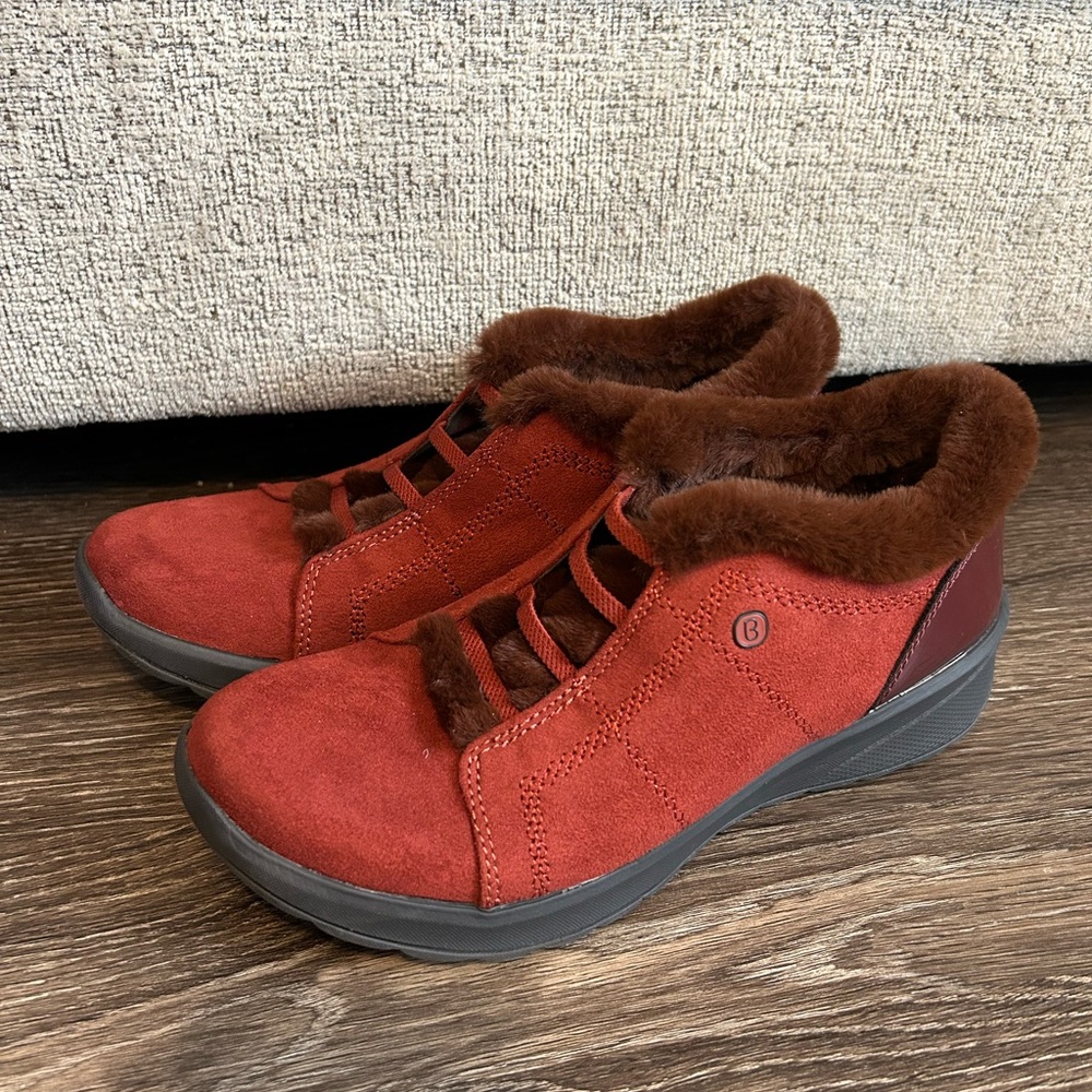 Bzees Burgundy Red Faux Suede Shoes with Faux Fur Lining Goldne Size 8.5